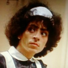 Un primo piano di Giselda Castrini nel ruolo della cameriera in Che cosa è successo tra mio padre e tua madre? di Billy Wilder