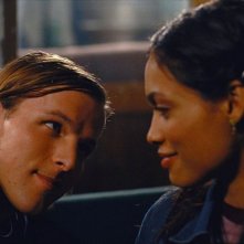 Chad Faust e Rosario Dawson in una scena del film Extrema - Al limite della vendetta