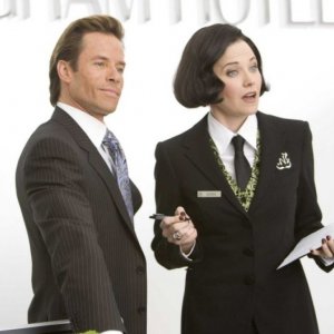 Guy Pearce e Lucy Lawless in una scena del film Racconti incantati