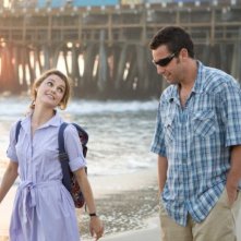 Keri Russell e Adam Sandler in un'immagine del film Racconti incantati