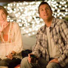 Keri Russell e Adam Sandler in una scena del film Racconti incantati