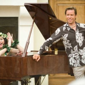 Lucy Lawless e Guy Pearce in una scena del film Racconti incantati