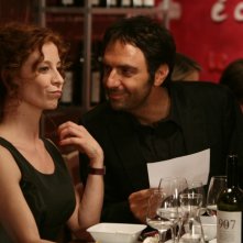 Carlotta Natoli e Neri Marcorè in una scena dell'episodio Amore che vieni, amore che vai  di Tutti pazzi per amore