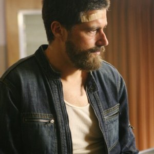 Matthew Fox in una scena dell'episodio Because You Left di Lost