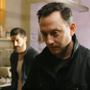 Michael Emerson e, sullo sfondo, Matthew Fox in una scena dell'episodio Because You Left di Lost