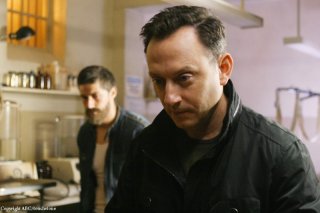 Michael Emerson e, sullo sfondo, Matthew Fox in una scena dell'episodio Because You Left di Lost