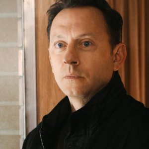 Michael Emerson in una scena dell'episodio Because You Left di Lost