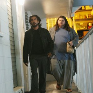 Naveen Andrews e Jorge Garcia nell'episodio Because You Left di Lost