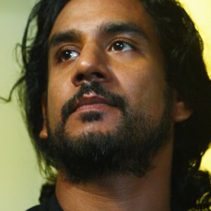 Naveen Andrews in una scena dell'episodio Because You Left di Lost