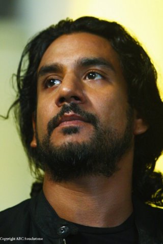 Naveen Andrews in una scena dell'episodio Because You Left di Lost