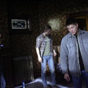 Brian Carter, Bradley Stryker e Jensen Ackles in una scena dell'episodio Family Remains di Supernatural