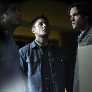 Jared Padalecki e Jensen Ackles in una scena dell'episodio Family Remains di Supernatural