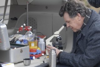 John Noble in una scena dell'episodio Bound di Fringe