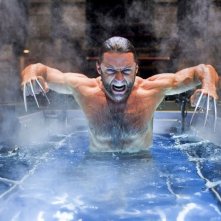 Un potente Hugh Jackman emerge dalle acque in X-Men - Le origini: Wolverine