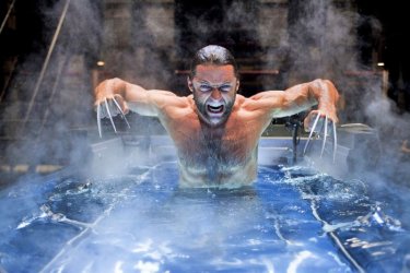 Un potente Hugh Jackman emerge dalle acque in X-Men - Le origini: Wolverine