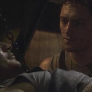 Alessandro Juliani e Tahmoh Penikett in una scena dell'episodio Faith di Battlestar Galactica