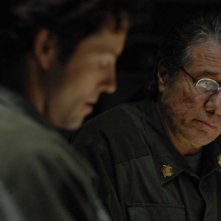 Edward James Olmos e Jamie Bamber in una scena dell'episodio Sometimes a Great Notion di Battlestar Galactica