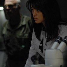 Grace Park e, sullo sfondo, Michael Hogan in una scena dell'episodio Sometimes a Great Notion di Battlestar Galactica