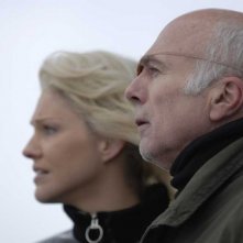 Michael Hogan e, sullo sfondo, Tricia Helfer in una scena dell'episodio Sometimes a Great Notion di Battlestar Galactica