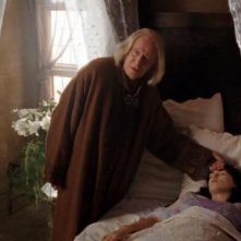Richard Wilson e Katie McGrath in una scena dell'ep. Rimedio per curare tutti i mali della prima stagione di Merlin