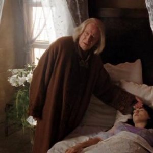 Richard Wilson e Katie McGrath in una scena dell'ep. Rimedio per curare tutti i mali della prima stagione di Merlin