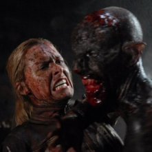 Shauna Macdonald alle prese con una creatura mostruosa in The Descent 2