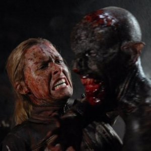 Shauna Macdonald alle prese con una creatura mostruosa in The Descent 2