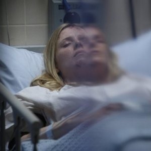 Shauna Macdonald in ospedale in The Descent 2
