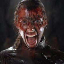 Un'insanguinata Shauna Macdonald in The Descent 2