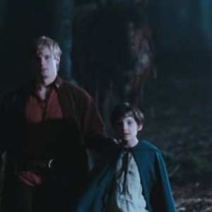 Bradley James con Asa Butterfield in una scena dell'episodio The Beginning of the End della prima stagione di Merlin