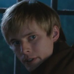 Bradley James in una sequenza dell'episodio The Beginning of the End della prima stagione di Merlin