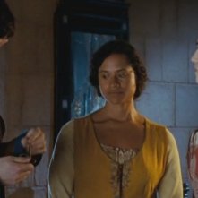 Colin Morgan, Angel Coulby e Katie McGrath in The Beginning of the End, dalla prima stagione di Merlin