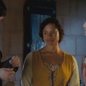Colin Morgan, Angel Coulby e Katie McGrath in The Beginning of the End, dalla prima stagione di Merlin