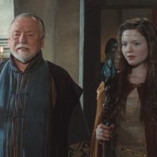 Holly Grainger E Kenneth Cranham In Una Scena Dell Episodio Porte Di Avalon Della Prima Stagione Di Merlin 100916