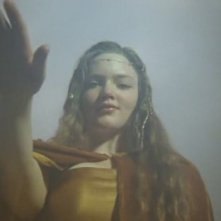 Holly Grainger in una scena dell'episodio Porte di Avalon della prima stagione della serie Merlin