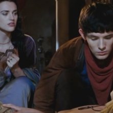 Katie McGrath, Colin Morgan e Asa Butterfield in The Beginning of the End, episodio della prima stagione di Merlin