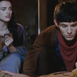 Katie McGrath, Colin Morgan e Asa Butterfield in The Beginning of the End, episodio della prima stagione di Merlin