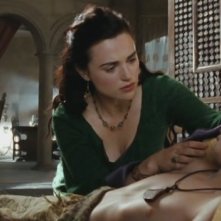 Katie Mcgrath E Asa Butterfield In Una Scena Dell Episodio The Beginning Of The End Di Merlin 100919