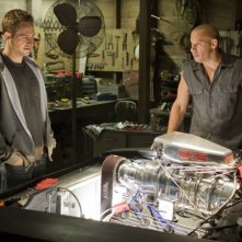 Paul Walker e Vin Diesel alle prese con un motore in Fast and Furious - Solo parti originali