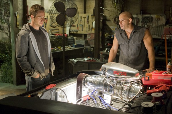Paul Walker e Vin Diesel alle prese con un motore in Fast and Furious - Solo parti originali