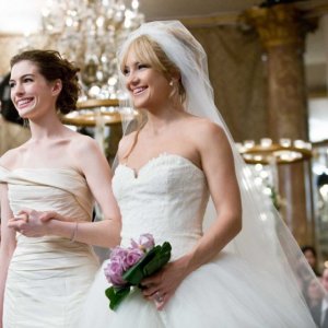 Anne Hathaway e Kate Hudson in un'immagine del film Bride Wars - La mia miglior nemica