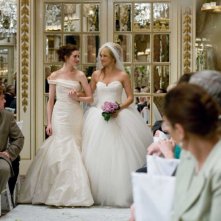 Anne Hathaway e Kate Hudson in una scena di Bride Wars - La mia miglior nemica