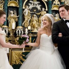 Anne Hathaway, Kate Hudson e Steve Howey in una scena del film Bride Wars - La mia miglior nemica