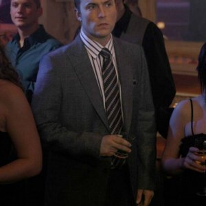 Desmond Harrington in una scena dell'episodio In the Realm of Basses di Gossip Girl