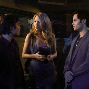 Ed Westwick, Blake Lively e Penn Badgley in una scena dell'episodio In the Realm of Basses di Gossip Girl