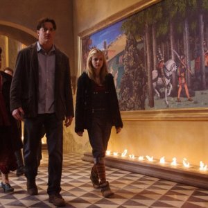 Helen Mirren, Brendan Fraser ed Eliza Bennett in una scena del film Inkheart - La leggenda di cuore d'inchiostro