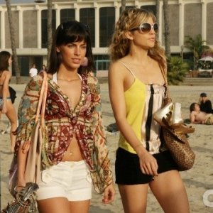 Jessica Lowndes ed AnnaLynne McCord nell'episodio Love Me or Leave Me di 90210