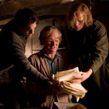 Jim Broadbent, Brendan Fraser e Paul Bettany in una scena del film Inkheart - La leggenda di cuore d'inchiostro