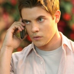 Josh Henderson è Sean nell'episodio Hello, Goodbye, Amen di 90210
