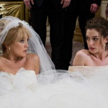 Kate Hudson e Anne Hathaway in una sequenza di Bride Wars - La mia miglior nemica